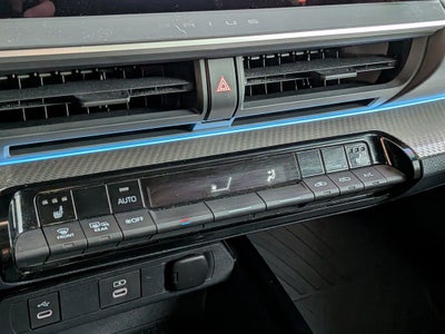 2024 Toyota PRIUS XLE